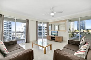 Apartamento luxo, 3 quartos, vista para a praia, de frente para a praia | Área de estar | TV de tela plana 38 polegadas com canais digitais, TV