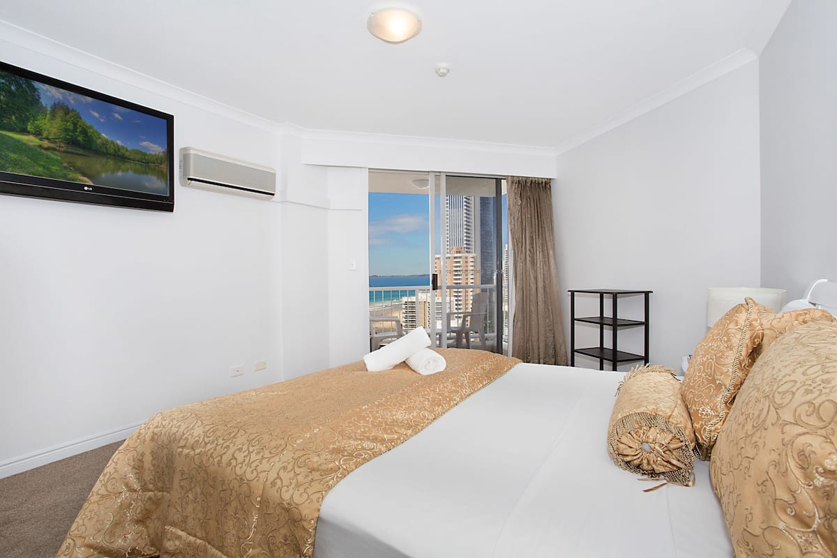 Appartement Royal, 3 chambres, 2 salles de bains, vue plage (Apartment 287) | Espace de travail pour ordinateur portable, chambres insonorisées