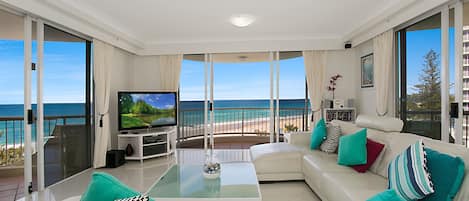エグゼクティブ アパートメント 3 ベッドルーム ビーチビュー (Apartment 311) | リビングルーム | 38 インチの薄型テレビ (デジタル放送視聴可)、テレビ