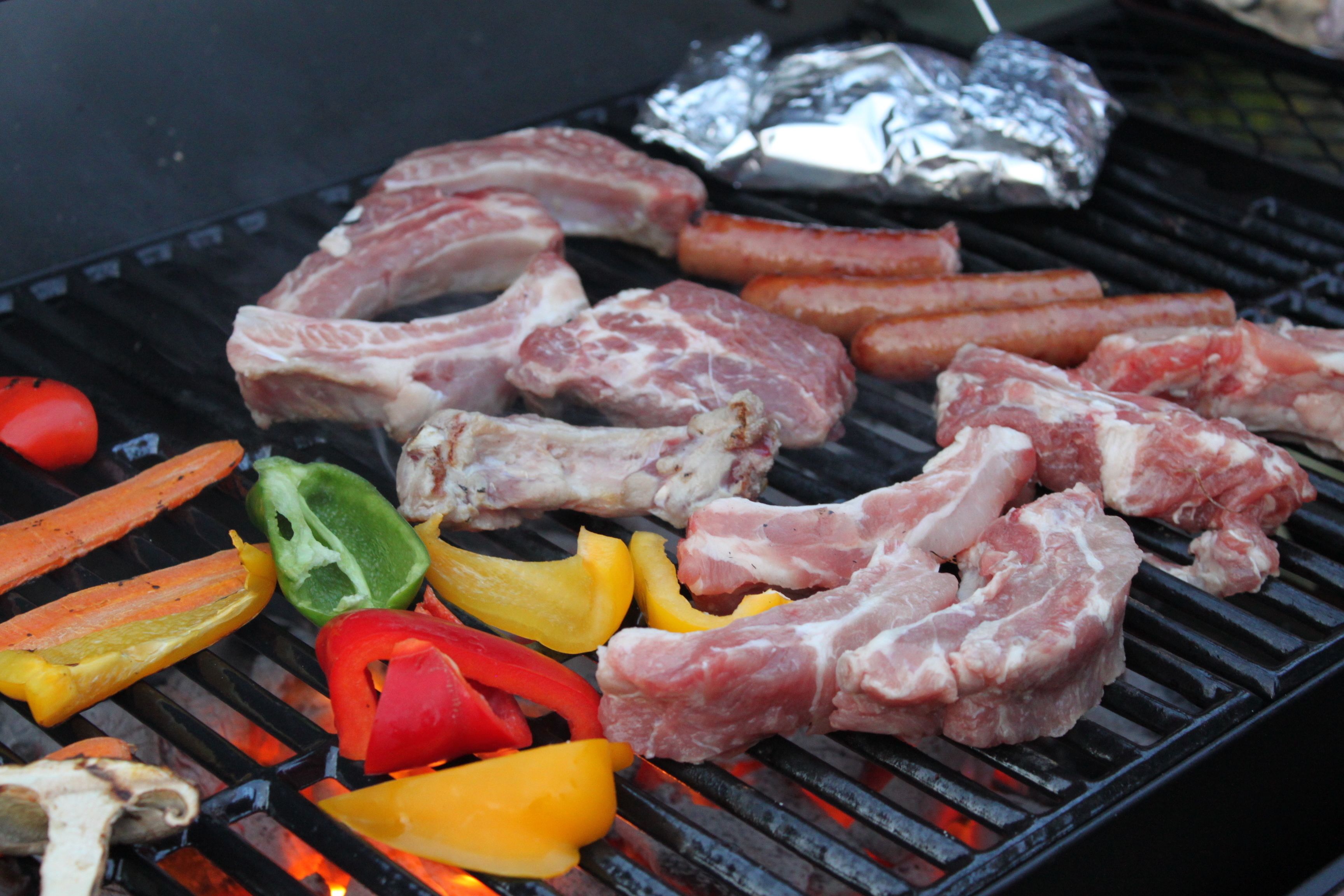 Una parrilla con diferentes carnes y verduras.