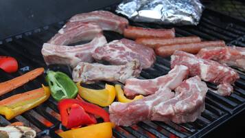 Una parrilla con diferentes carnes y verduras.