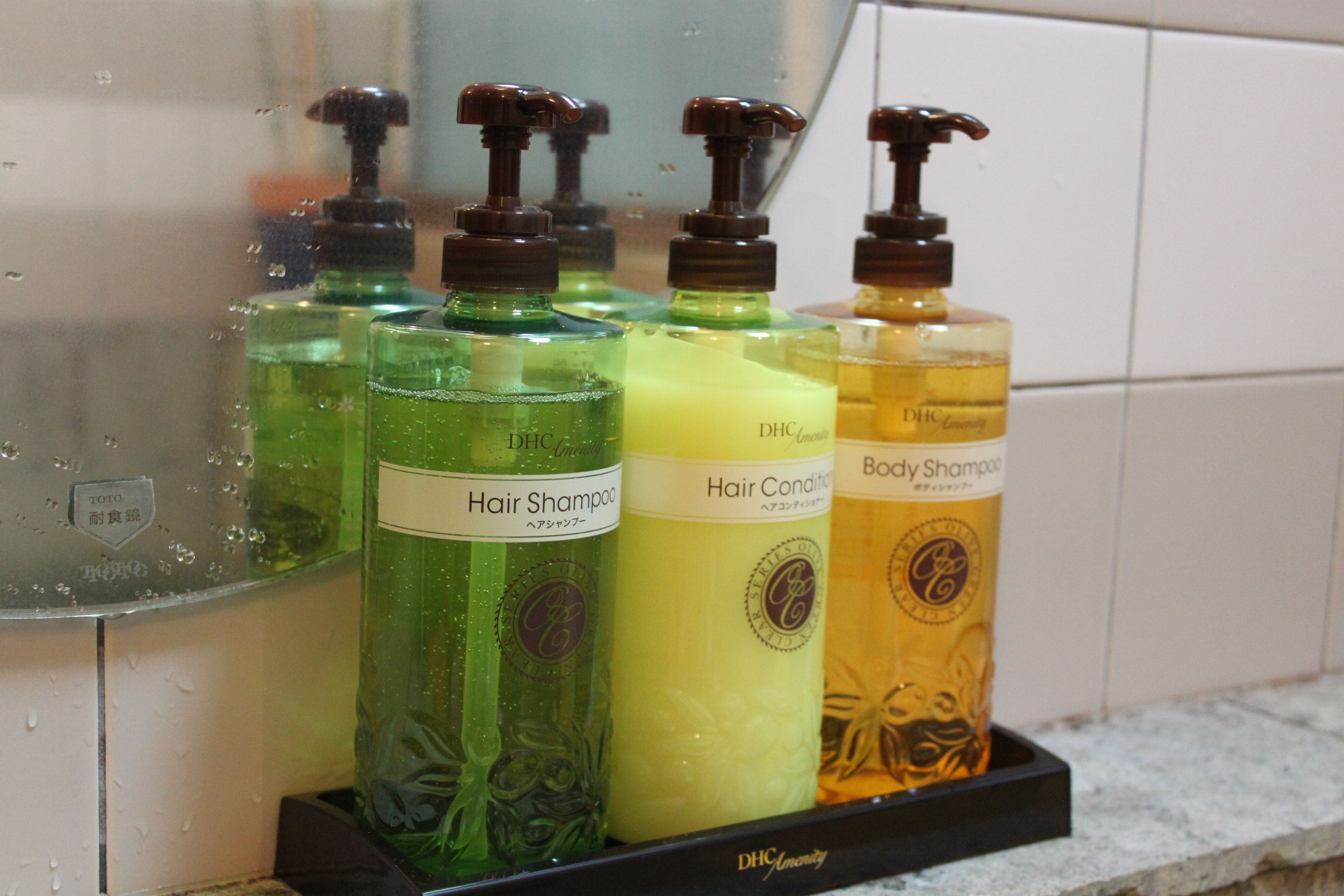 En udstilling af hårplejeprodukter, herunder shampoo til håret, hårkur og shower gel.