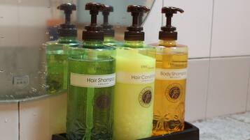 En udstilling af hårplejeprodukter, herunder shampoo til håret, hårkur og shower gel.