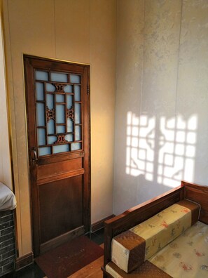 Triple Room With Kang Bed  | Premium bedding, blackout drapes, soundproofing, free WiFi - Pingyao Xinlongkui Inn (Jinzhong)