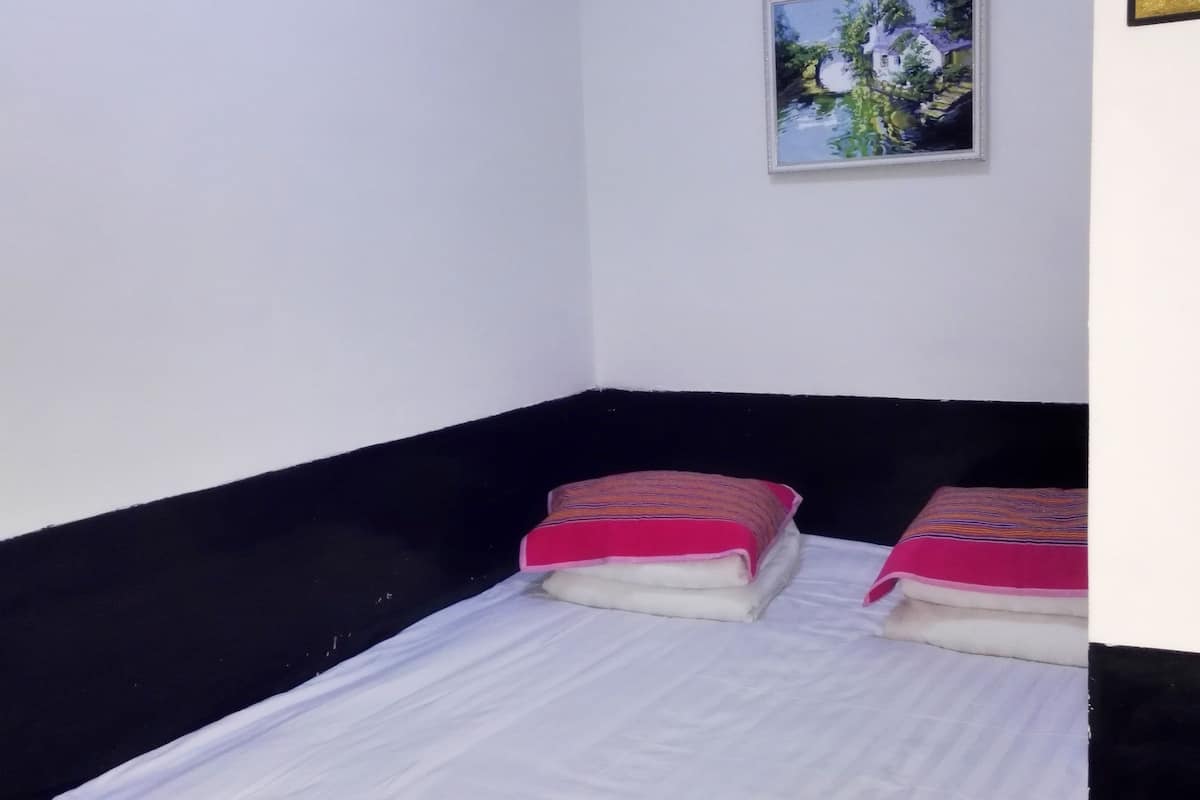 Habitación estándar, 1 cama Queen size | Ropa de cama de alta calidad, cortinas blackout y insonorización