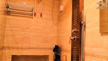 Douche, douche à « effet pluie », articles de toilette gratuits