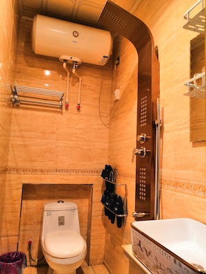 Shower, rainfall showerhead, free toiletries, hair dryer