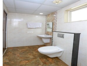 Dobbelt- eller tomannsrom – standard, privat bad | Bad | Dusj, toalettartikler (inkludert) og håndklær