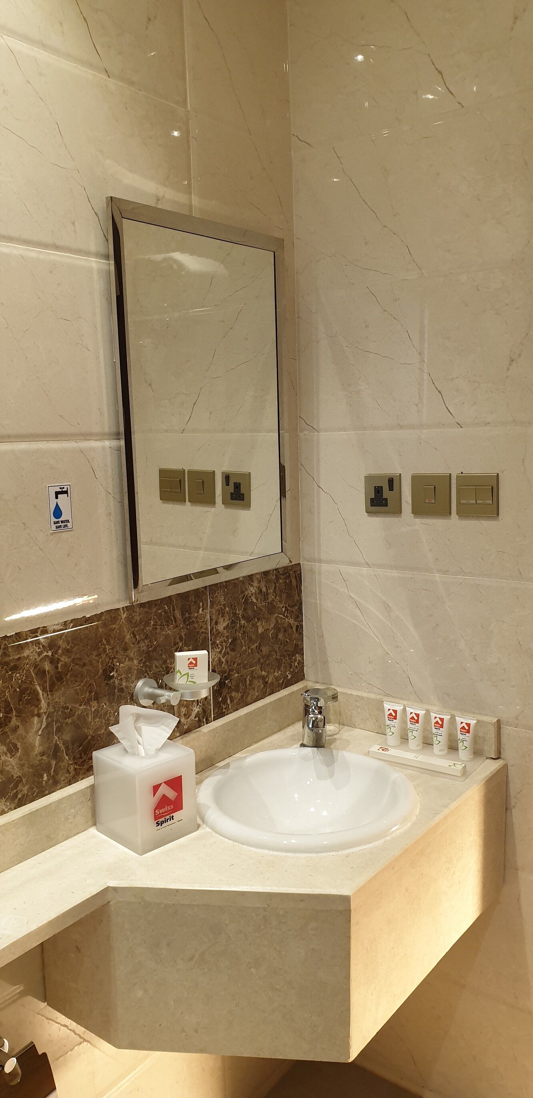 Combined shower/bathtub, deep-soaking bathtub, free toiletries