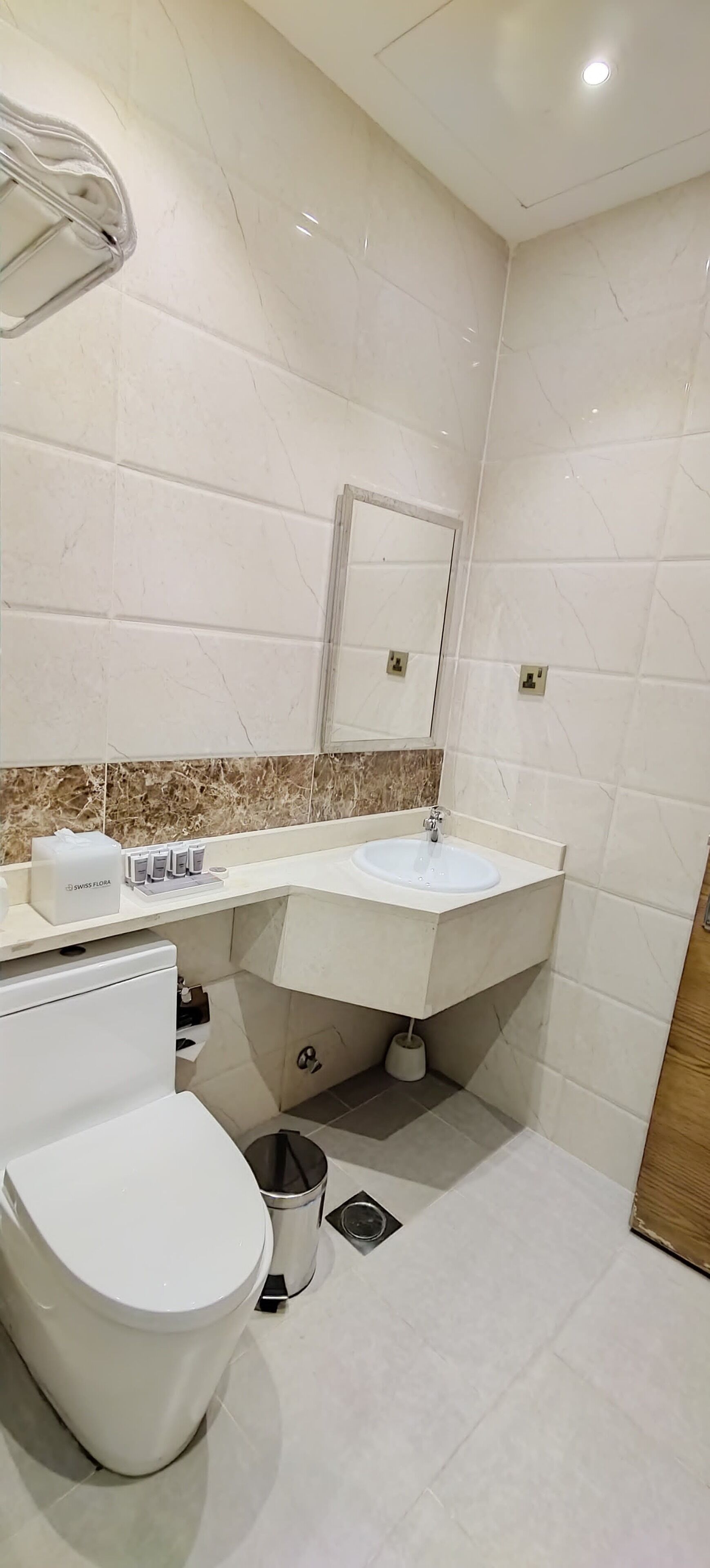 Un bany modern amb vàter, rentapel i mirall.