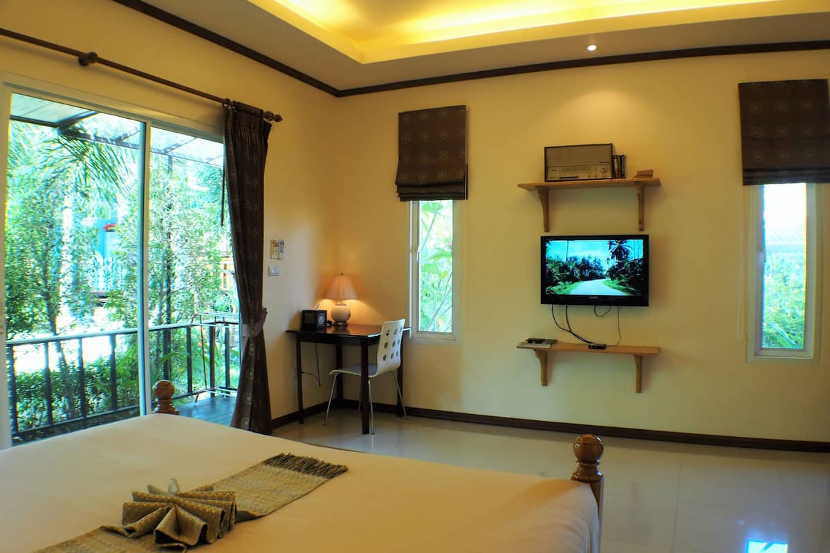 Standard Double Room with Pool View | Peti besi dalam bilik, meja, Wi-fi percuma