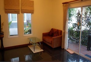 2-Bedroom House  | บริเวณนั่งเล่น | ทีวีจอแบน 32 นิ้ว พร้อมช่องเคเบิล, ทีวี