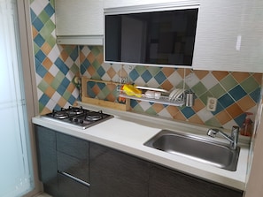 Refrigerador con freezer, microondas, placa de cocina, arrocera