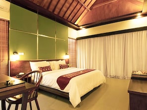 One Bedroom Pool View | Minibar, in-room safe, desk, bed sheets