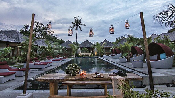 Hồ bơi ngoài trời