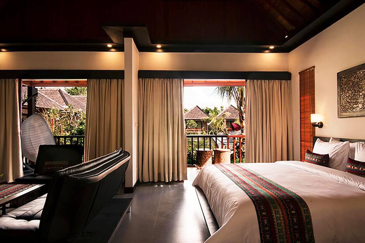 One Bedroom Pool View | Minibar, in-room safe, desk, bed sheets