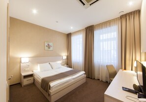 Standaard kamer, 1 twee- of 2 eenpersoonsbedden | Een minibar, een kluis op de kamer, een bureau, verduisterende gordijnen