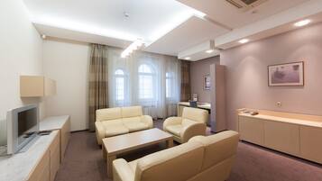 Suite Supérieure | Minibar, coffres-forts dans les chambres, bureau, rideaux occultants