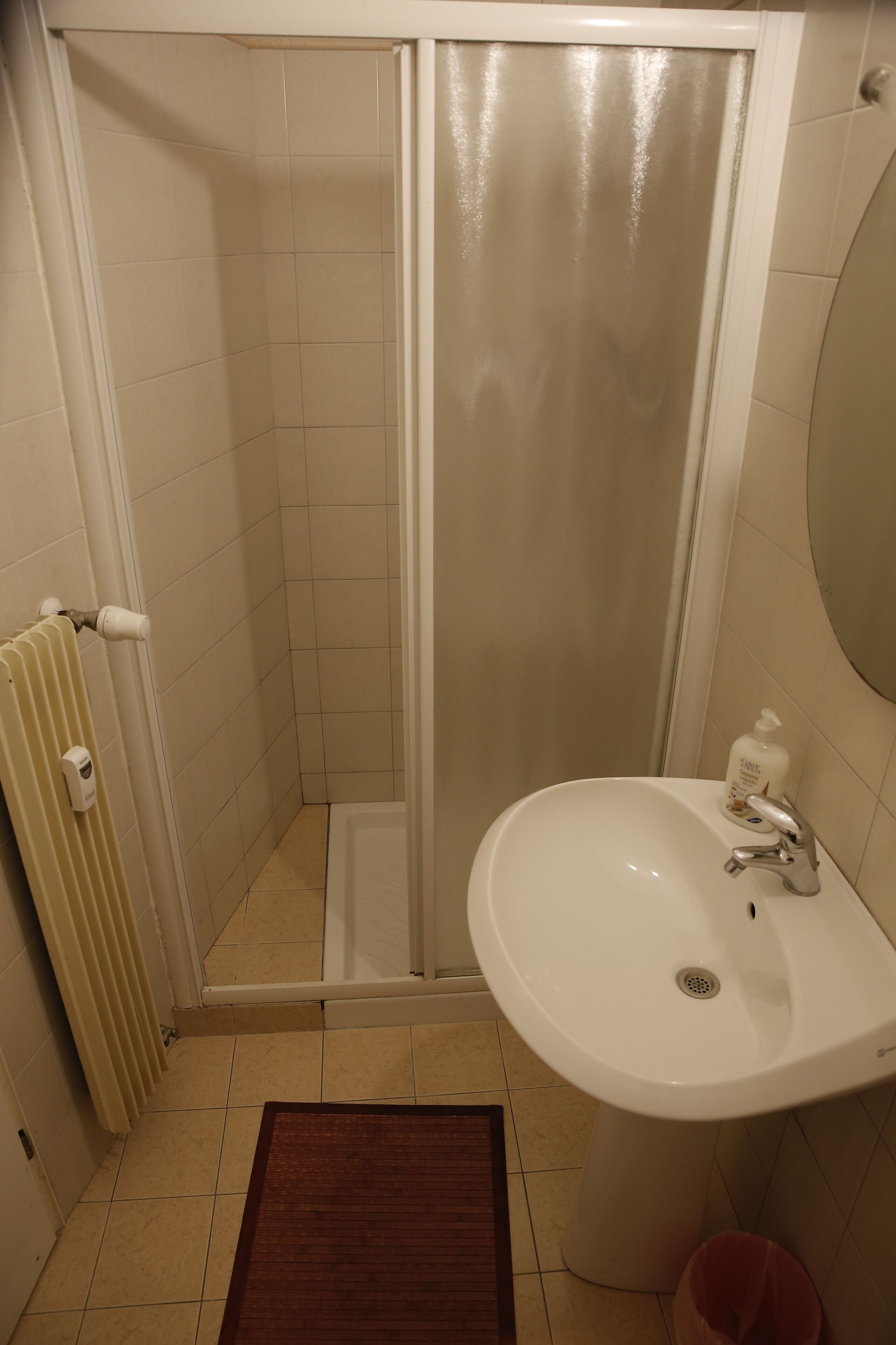 Une salle de bain avec une douche, un lavabo et des toilettes.