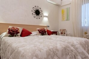 Habitación triple superior, baño privado | Ropa de cama de alta calidad, edredón y camas con pillow-top 