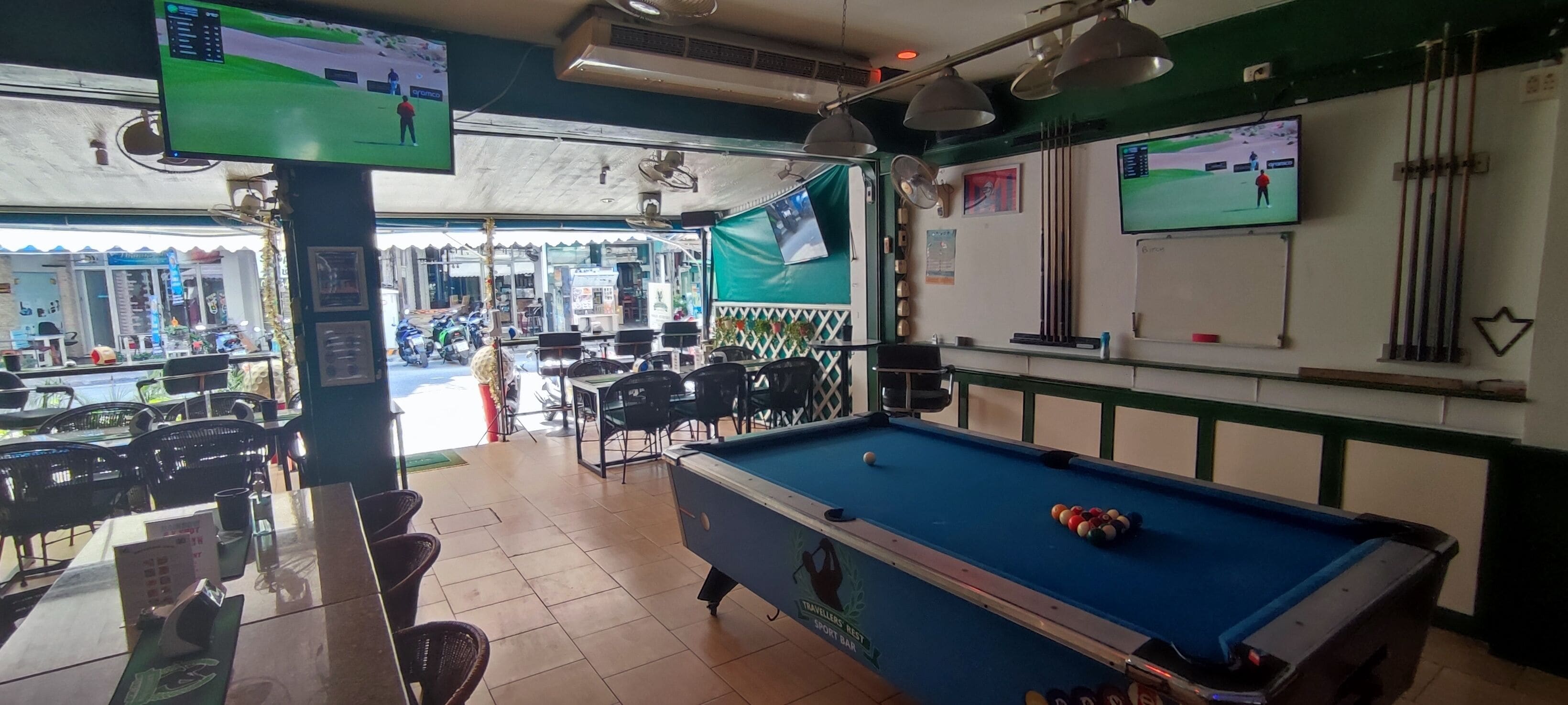 Serve café da manhã, almoço e jantar 