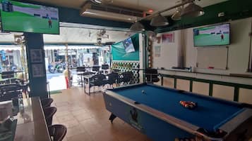 Serve café da manhã, almoço e jantar