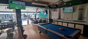 Serves breakfast, lunch and dinner - Travellers Rest Hotel (Pattaya)