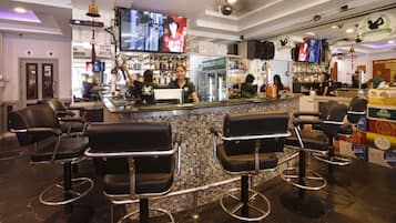 Se sirven desayunos, almuerzos y cenas; cocina local e internacional