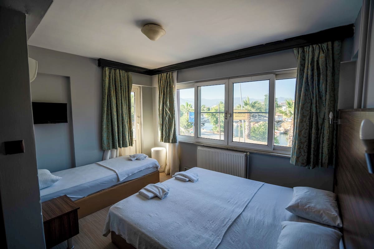 3 KISILIK NEHIR MANZARALI BALKONLU ODA | Minibar, in-room safe, soundproofing, iron/ironing board
