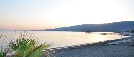 Plage privée, chaises longues, parasols