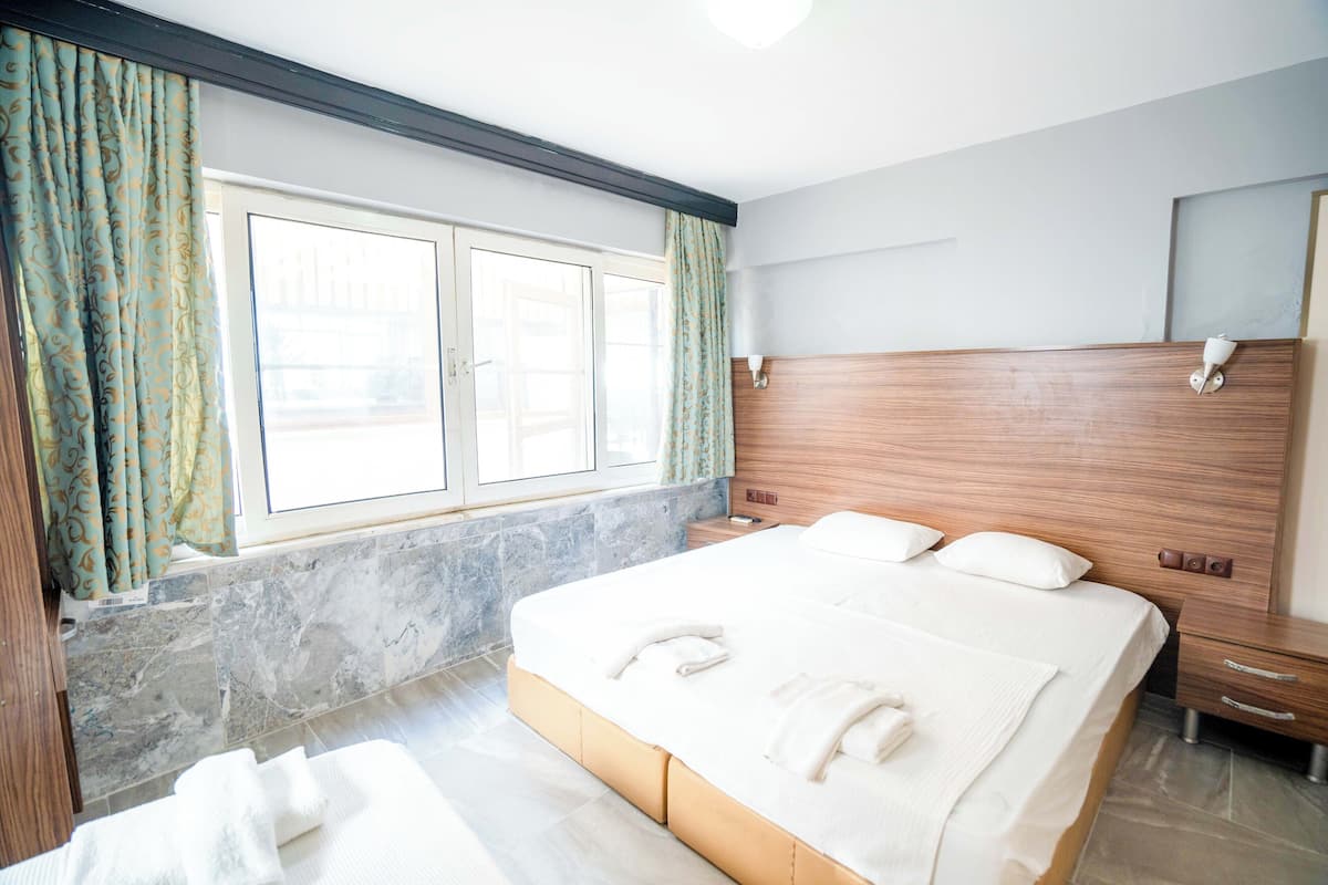 PLAJ KATI BALKONLU MANZARASIZ ODA | Minibar, in-room safe, soundproofing, iron/ironing board