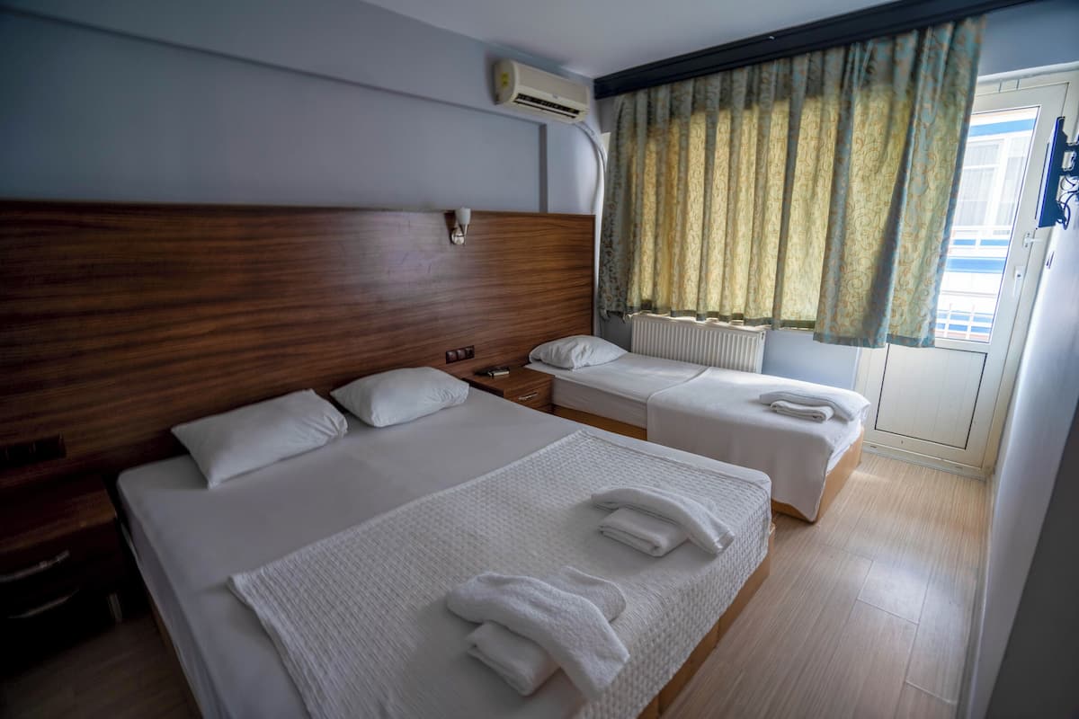 3 KISILIK KISMI DENIZ VE NEHIR MANZARALI BALKONLU ODA | Minibar, in-room safe, soundproofing, iron/ironing board