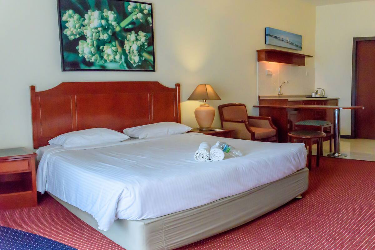 Deluxe Studio Suite | In-room safe, desk, iron/ironing board, WiFi (free)