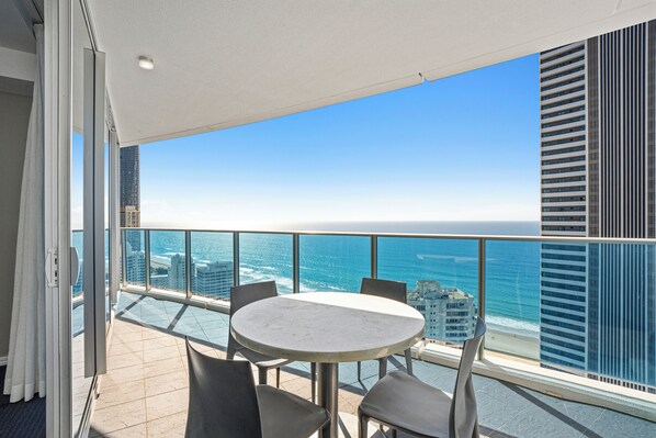 Appartement royal, 2 chambres, 2 salles de bains, vue sur l’océan (Apartment 23003) | Terrasse/patio
