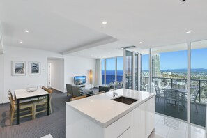 Full-size fridge, microwave, oven, stovetop