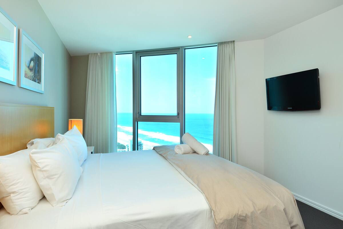 Apartment, 3 Bedrooms, 2 Bathrooms, Ocean View (Apartment 23303) | Peralatan tempat tidur premium, kalis bunyi, seterika/papan seterika 