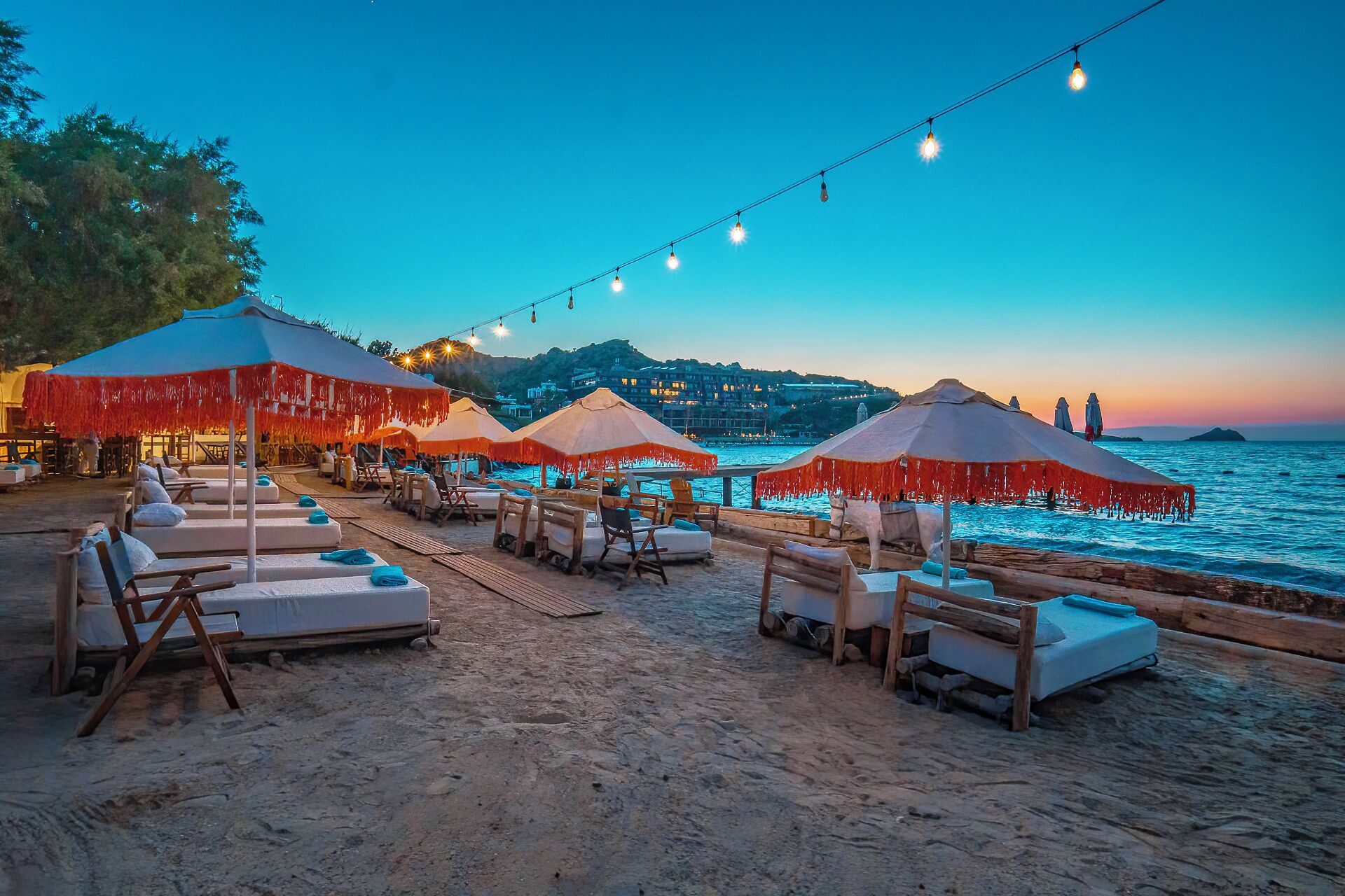 Plage privée, chaises longues, parasols, serviettes de plage