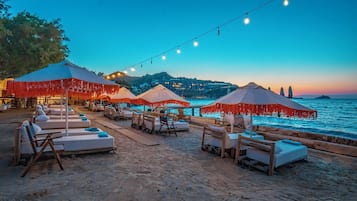 Plage privée, chaises longues, parasols, serviettes de plage