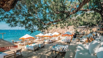 Playa privada, sillas reclinables de playa, sombrillas, toallas de playa