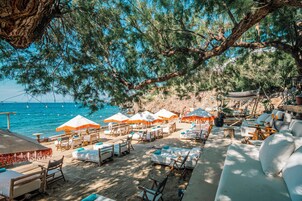 Playa privada, sillas reclinables de playa, sombrillas, toallas de playa