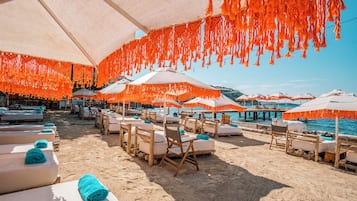 Privatstrand, Liegestühle, Sonnenschirme, Strandtücher