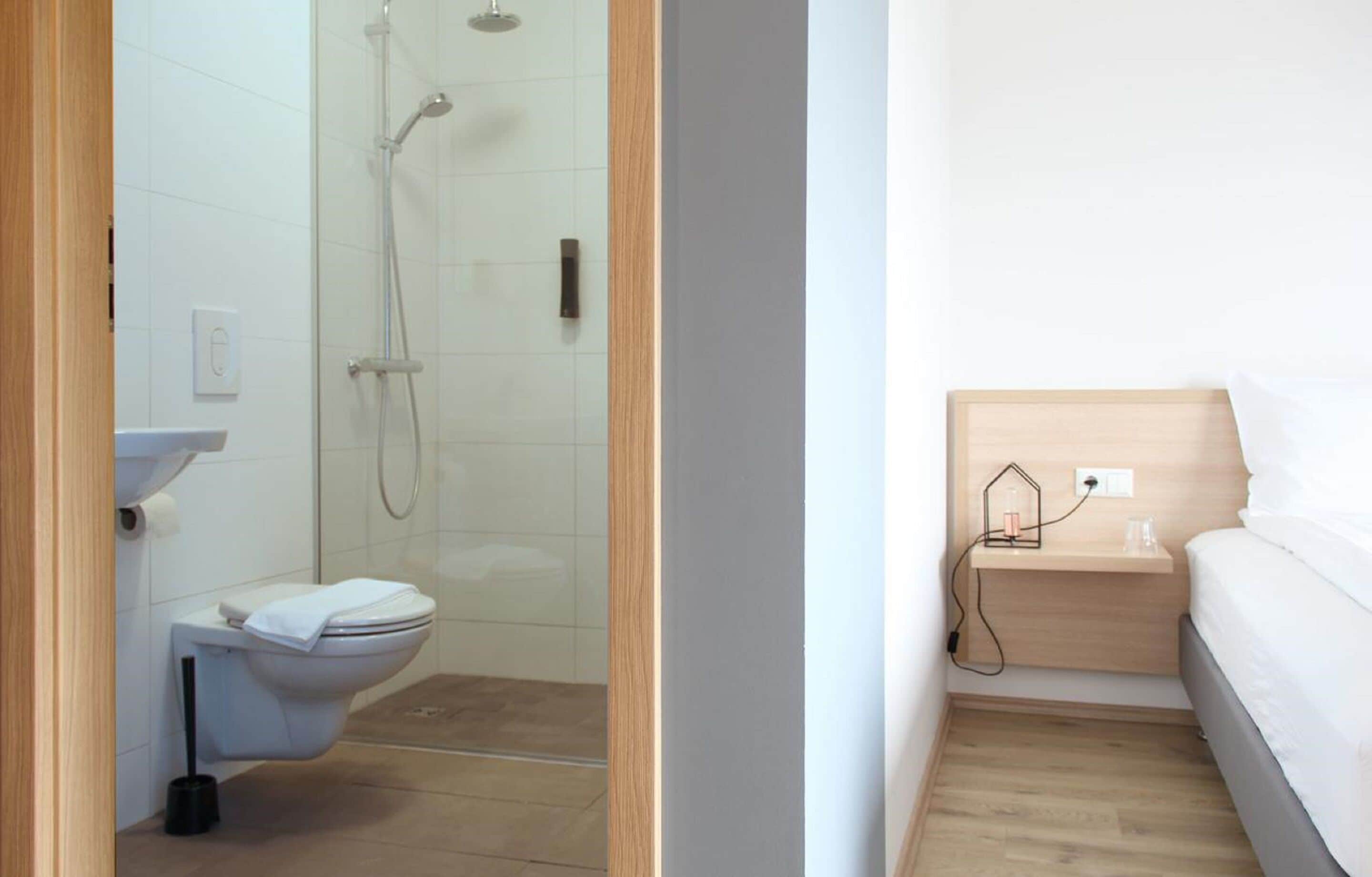 Une salle de bain moderne équipée de toilettes, d’un bidet et d’une douche.