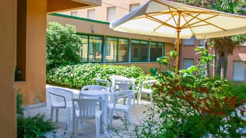 4 間餐廳;供應早餐、午餐、晚餐;本地菜