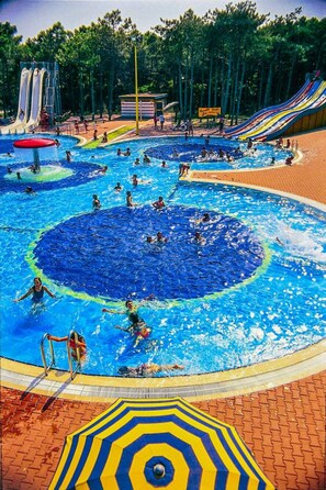 Indoor pool, seasonal outdoor pool, pool loungers, lifeguards on site - Bella Italia & EFA Village (Lignano Sabbiadoro)