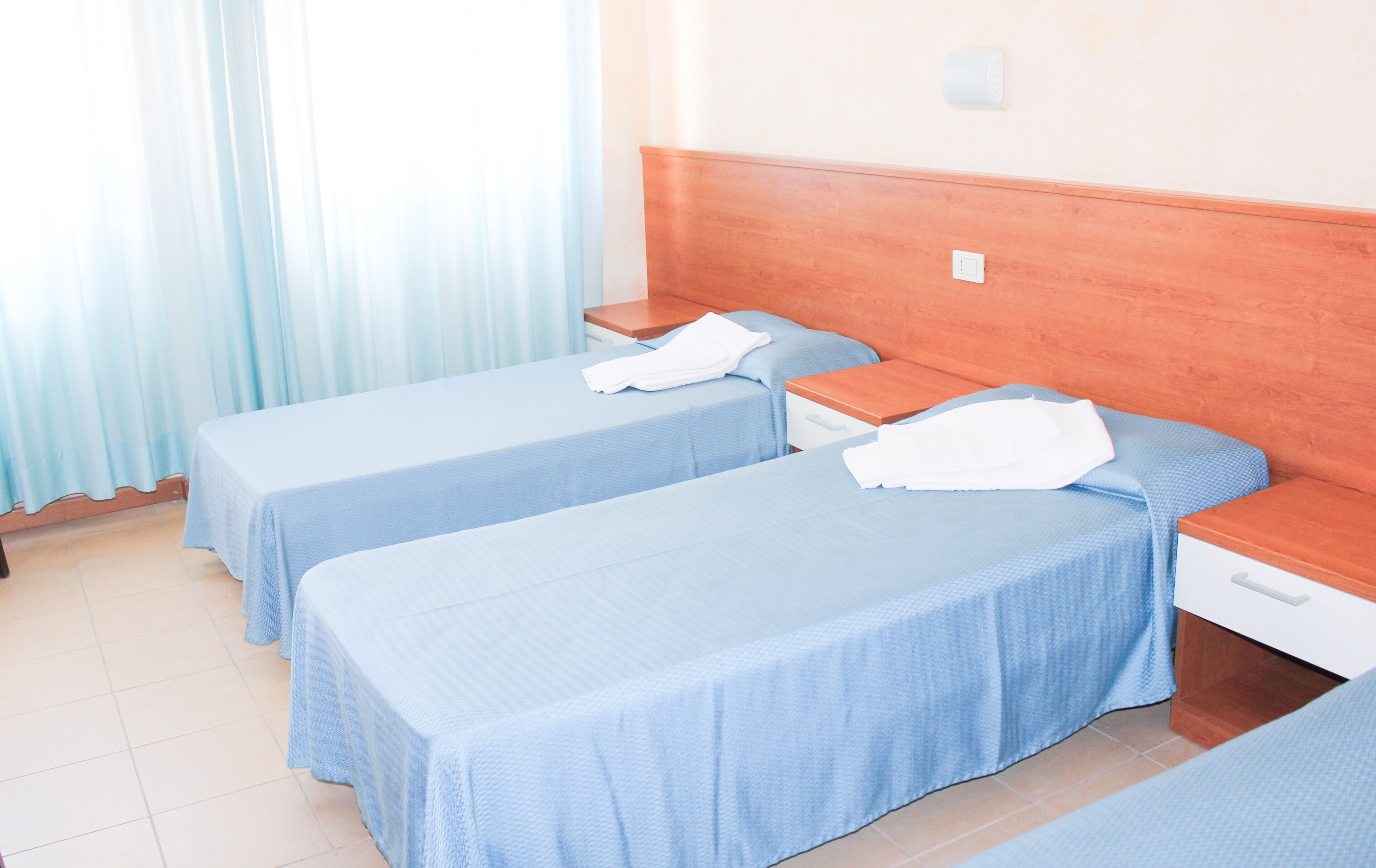 Desk, free cots/infant beds, bed sheets