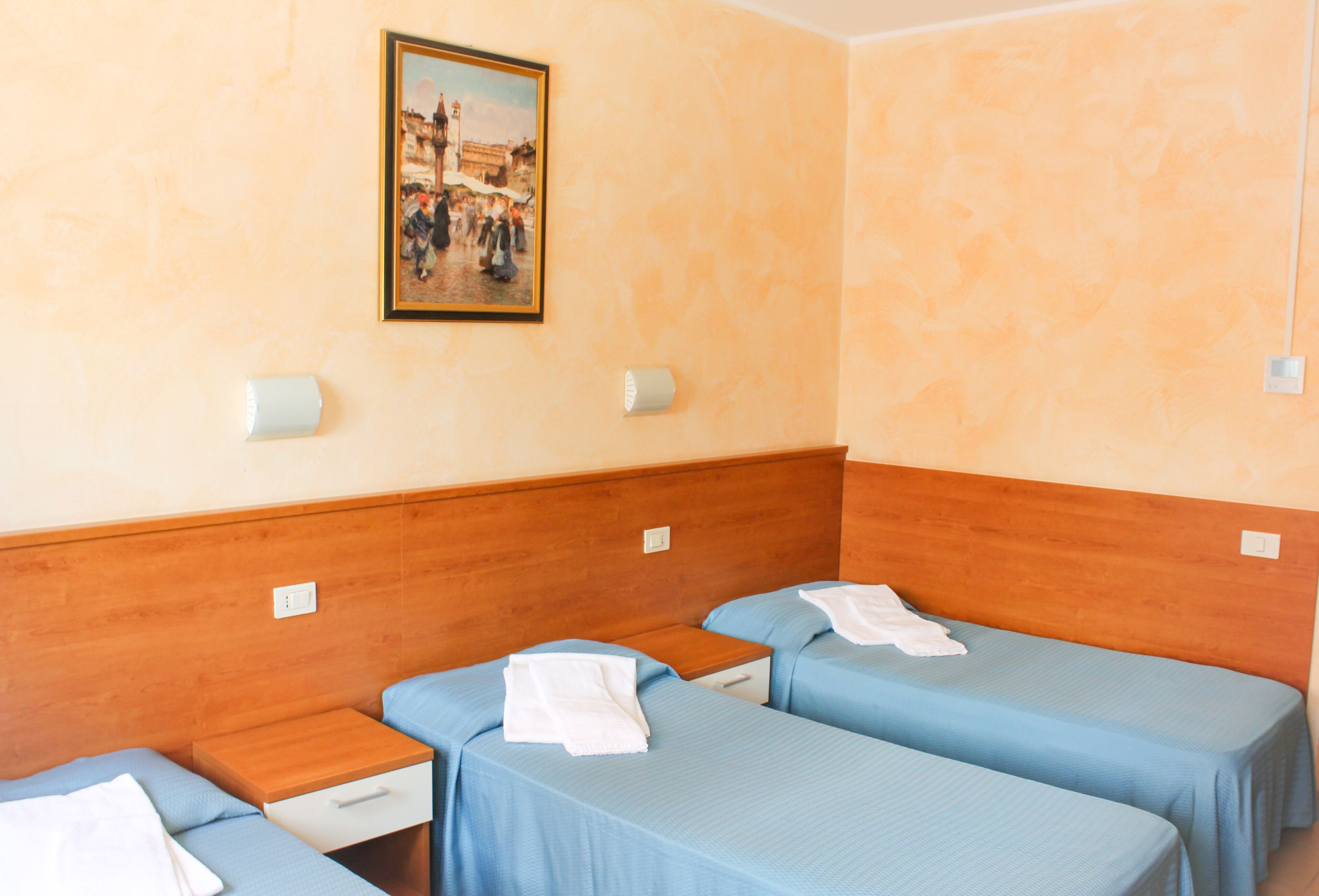 Desk, free cots/infant beds, bed sheets