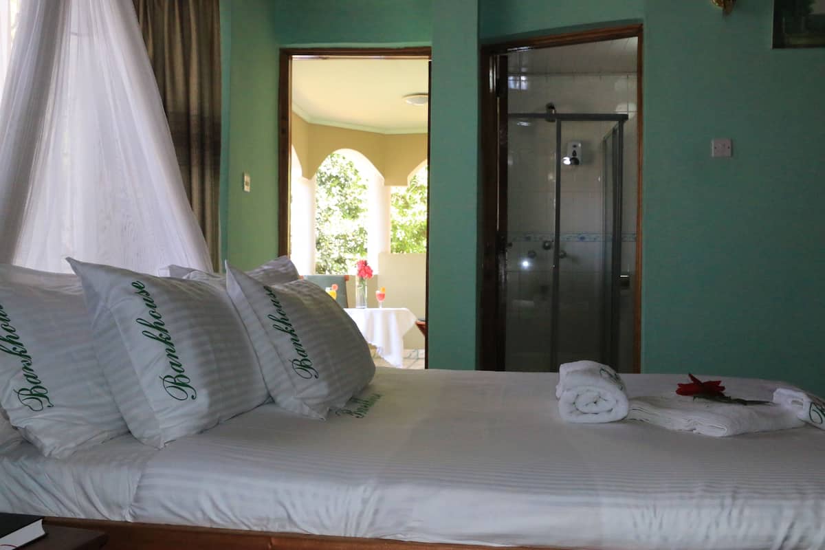 Deluxe Room, 1 Katil Ratu (Queen), Garden View, Garden Area | Peti besi dalam bilik, meja, seterika/papan seterika, Wi-fi percuma