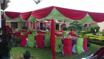 Breakfast, lunch, dinner served; local and international cuisine