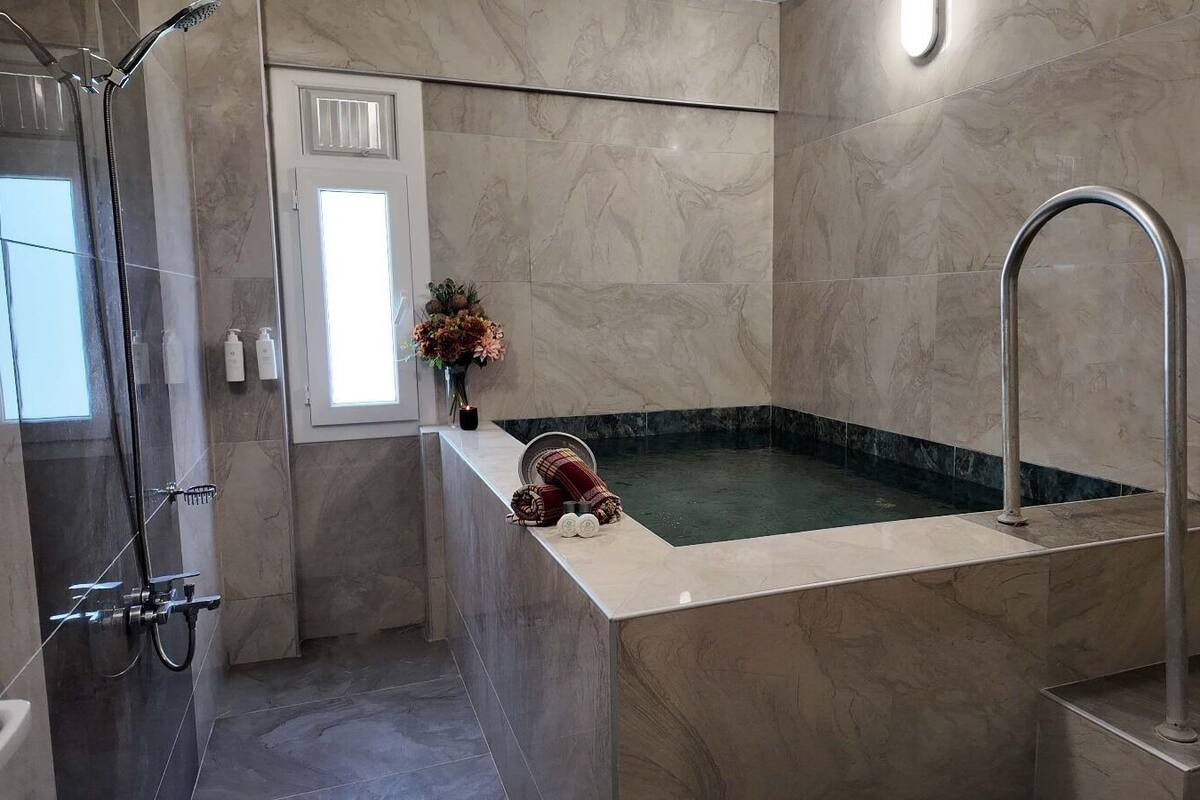 apartment, 1 bedroom | bathroom | bathtub, spring water bathtub, free toiletries, hair dryer