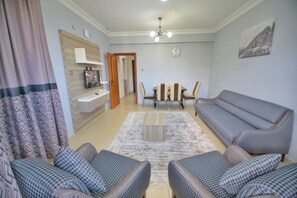 アパートメント 2 ベッドルーム | リビング エリア | 32 インチのLED テレビ (ケーブル放送視聴可)、テレビ